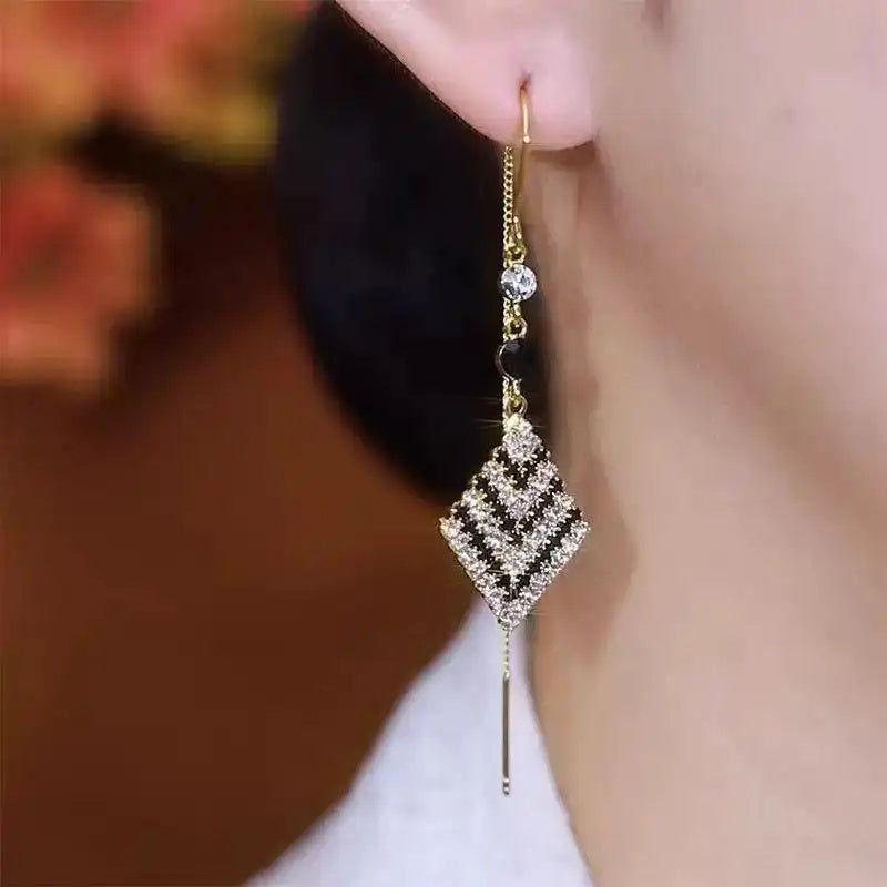 Black and White Crystal Rhombus Earrings