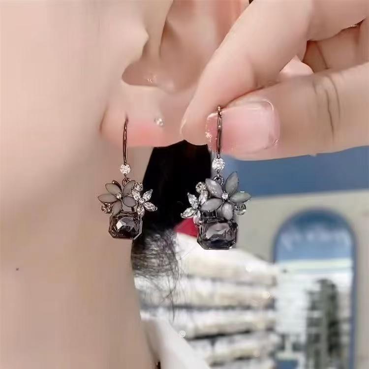 Black Crystal Flower Retro Floral Earrings