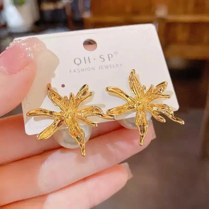 Cold Metal Flower Exaggerated Pearl Stud Earrings