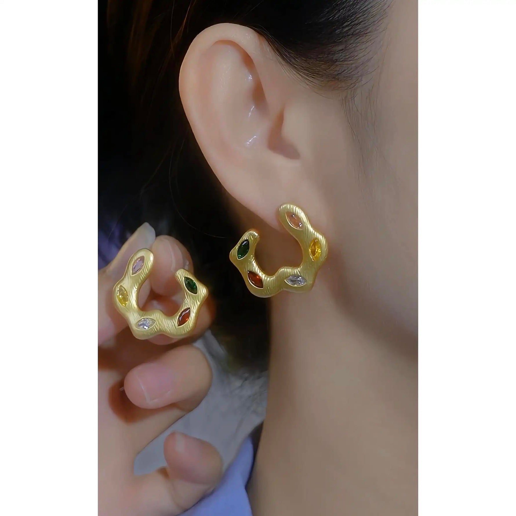 Dopamine Crystal Irregular C-Shaped Gold Earrings