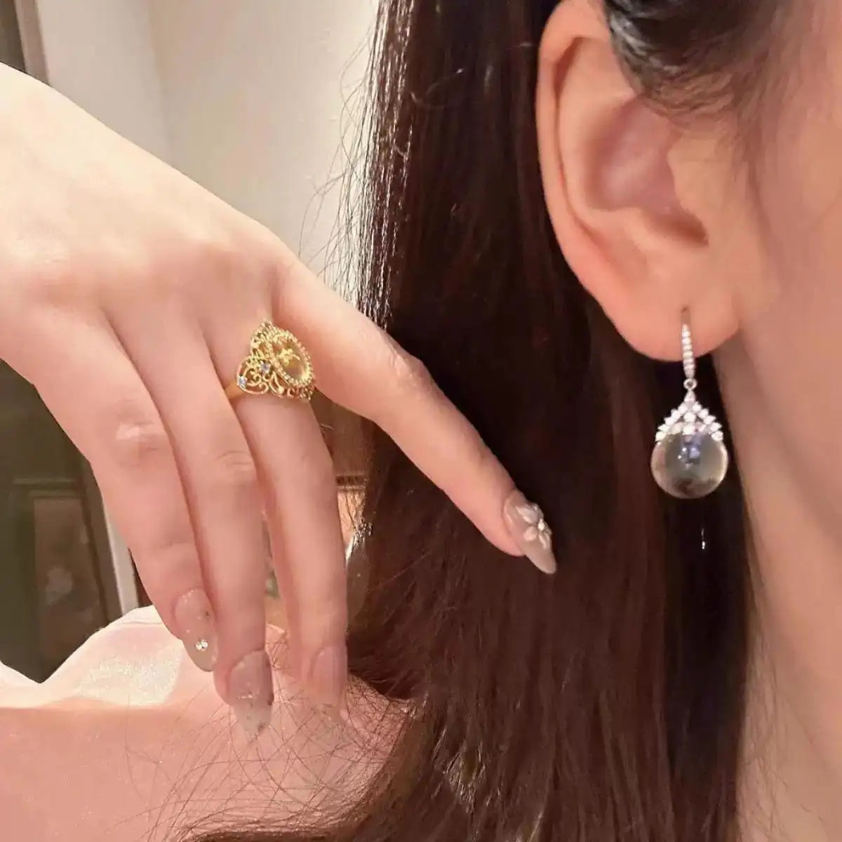 French Retro Crystal White Stud Earrings