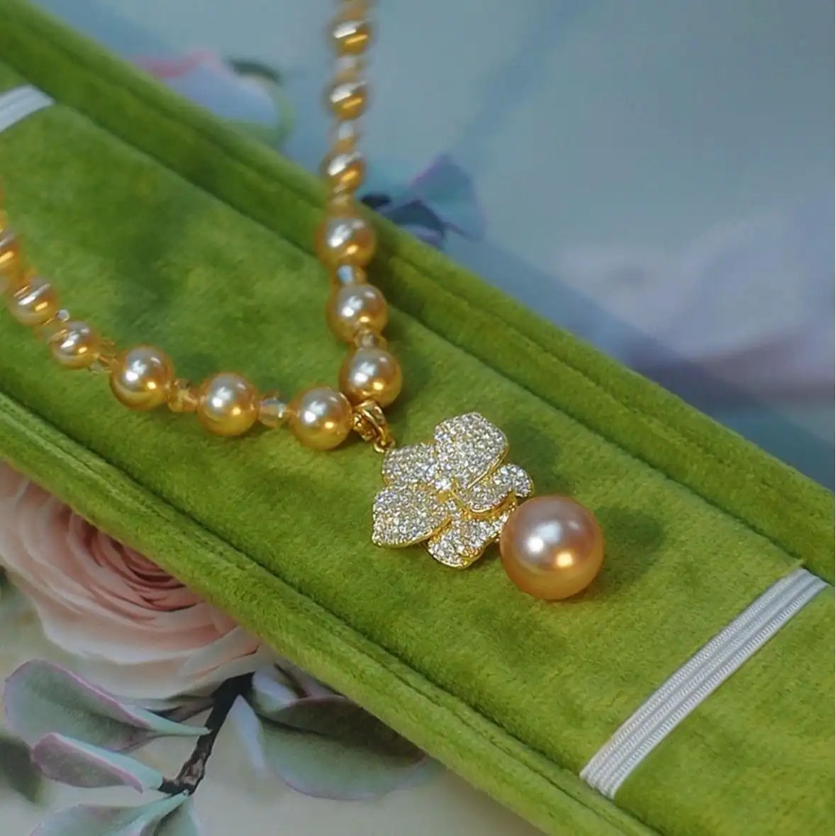 Pearl Flower Pendant Necklace