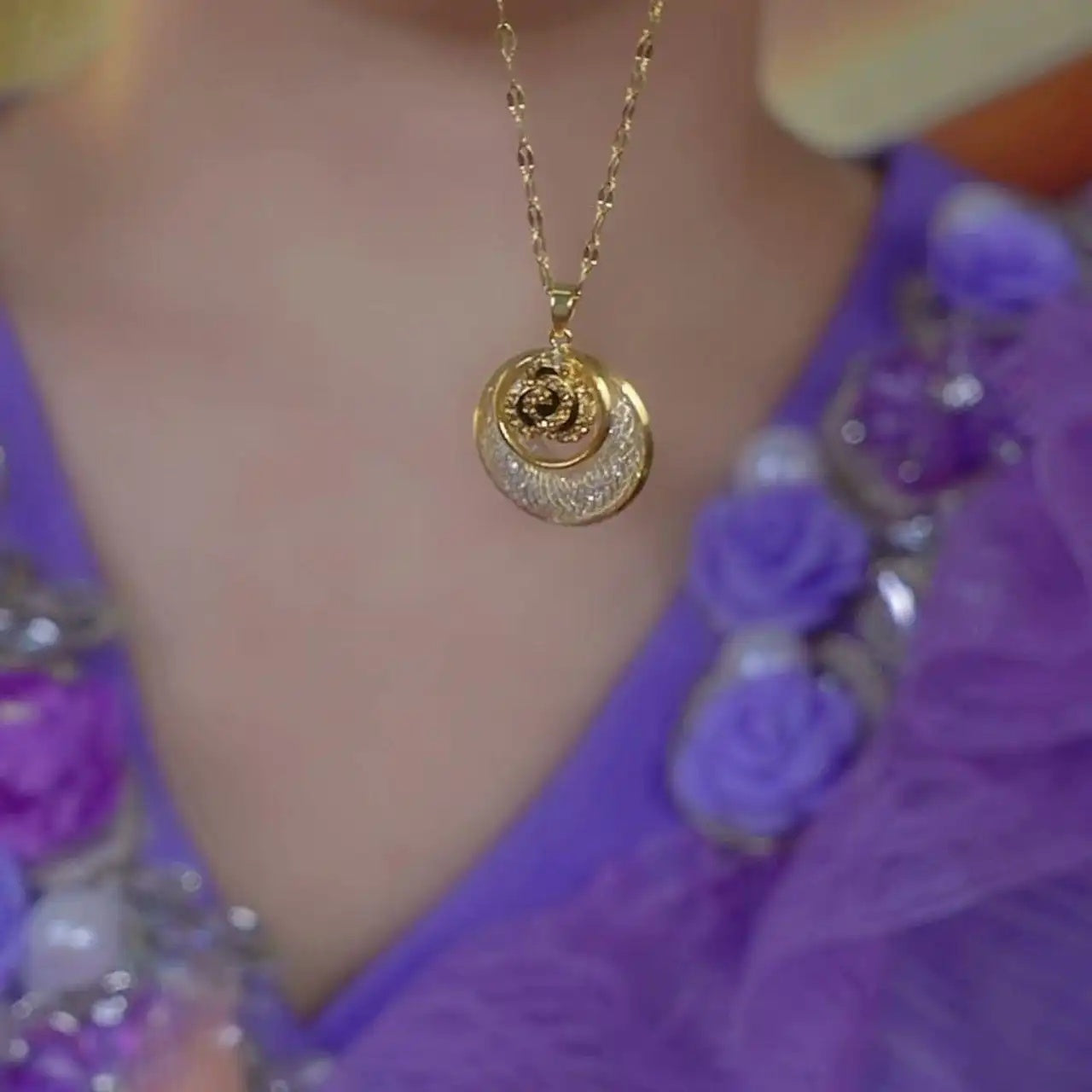 Round Mesh Crystal Pendant Necklace