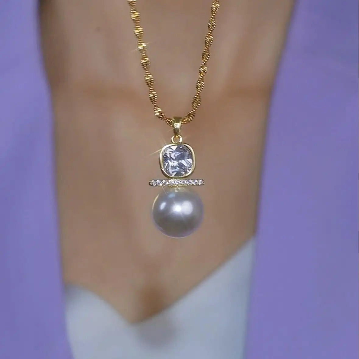 Single Round Pearl Pendant Necklace