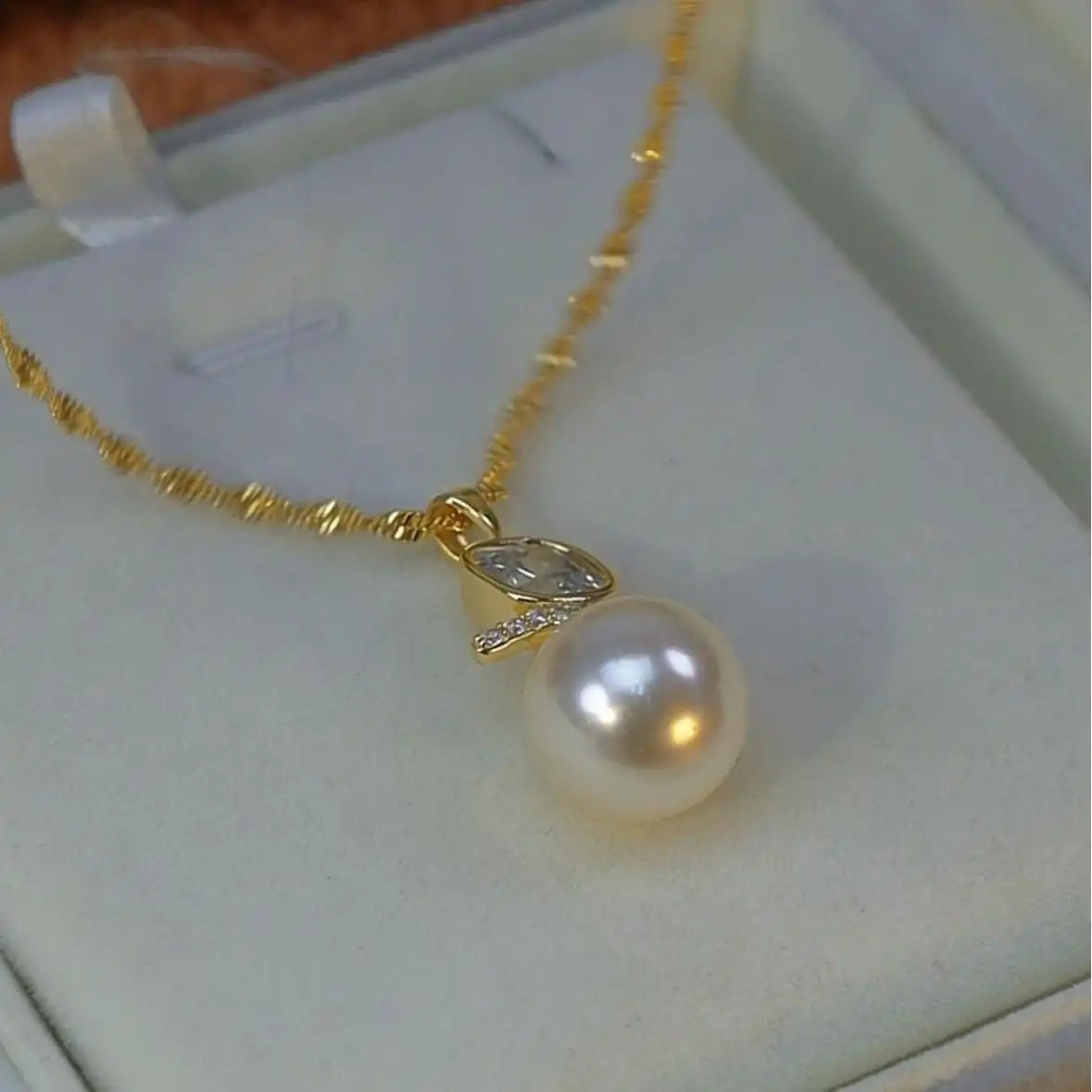 Single Round Pearl Pendant Necklace